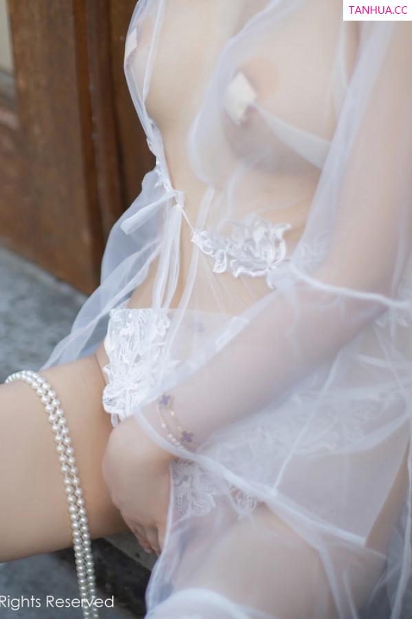 綺裡嘉 绮里嘉 [XiuRen]高清写真图 2023.09.28 No.7456 绮里嘉ula 婚纱美腿第47张图片